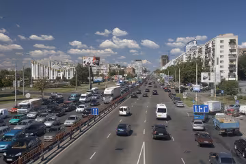 Дивний майстер на всі руки ліг на жвавому проспекті, кияни лютують: "Для лох*в"
