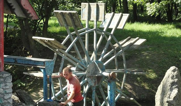 В тернопольском гидропарке украшают водяные мельницы (фото)