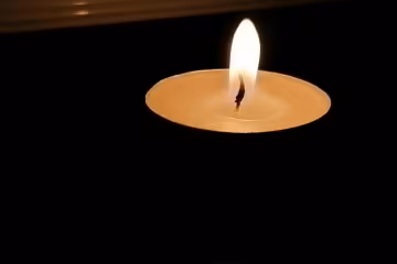 Горящая свеча, кадр из видео: YouTube