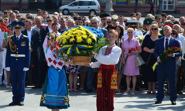 День Конституції 2019: найкрасивіші листівки і смс-привітання