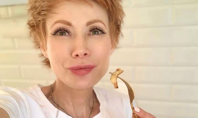 Елена Кристина-Лебедь чуть надкусила у Розенко и показала всем: пришлось в машину прятаться