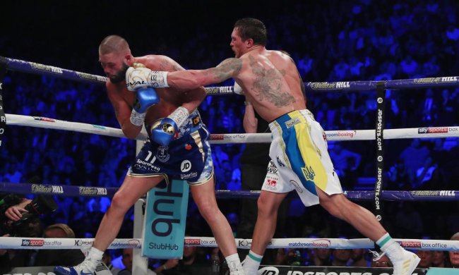 Александр Усик нокаутировал Тони Беллью и защитил все свои пояса