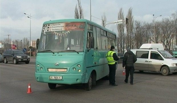 Маршрутка з пасажирами потрапила в аварію в Києві