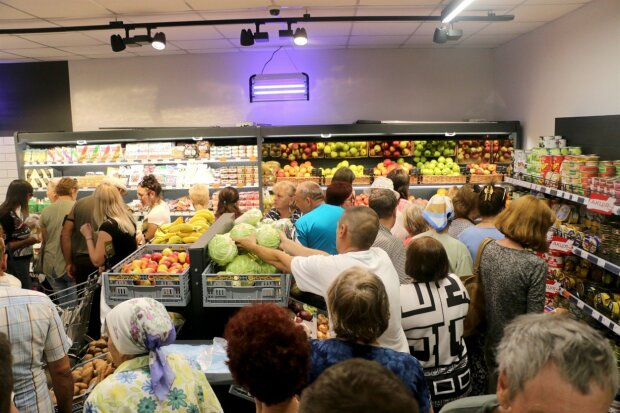 Популярний одеський супермаркет вляпався у "гнилий" скандал, містяни лютують: ганебні кадри