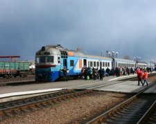 Суровые реалии Укрзализныци: пассажиры заводили поезд с толкача