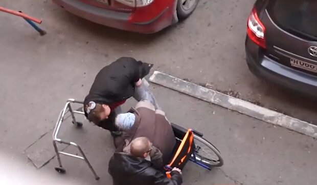 Сиделка избила бабушку-инвалида, скриншот: YouTube