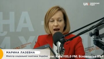 Міністр соцполітики Марина Лазебна в ефірі радіо, кадр з відео