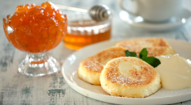 Приголомшливий тандем смаку: рецепт смачнючих сирників з апельсиновим сиропом