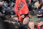 У столиці тисячі людей штурмують Кабмін, копи втрачають контроль: перші деталі