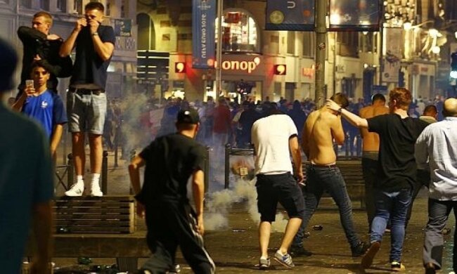  Футбольные фаны превратили французский Лилль на арену боев