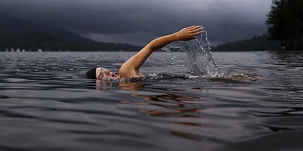 Пливе чоловік. Фото: Сонник Енігма