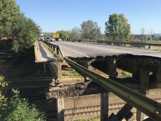 Харьковчане колесят по дороге смерти, мост держится "на честном слове": видео дорожного хоррора