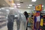 Британка прийшла в магазин у незвичайному костюмі, фото: dailymail