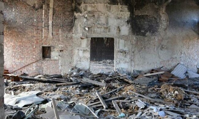 Міськрада Маріуполя після захоплення бойовиками: зрізані батареї та вибите скло (фото)