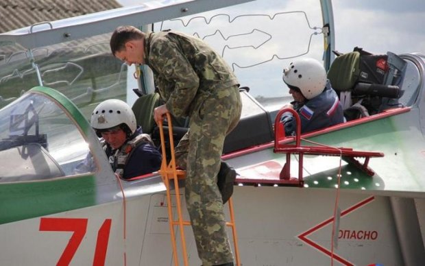 Военный самолет разбился в России: первые фото и видео