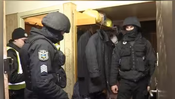 Помстився за батька: в Києві неадекват зрешетив чоловіка та залишив помирати