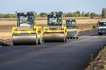 Кабмін анонсував рекордні витрати на ремонт доріг до 2020 року: як рятуватимуть "спадщину Гройсмана"