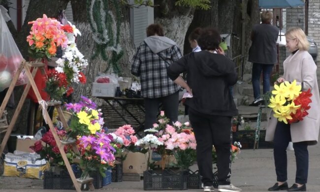 Пластиковые цветы для кладбища: фото скрин Ютуб