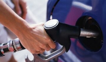 Бензин в Україні подорожчає на 1 гривню