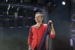 Вакарчук спел для освобожденных из плена Путина моряков в Одессе, "не сдались без боя": душевные кадры