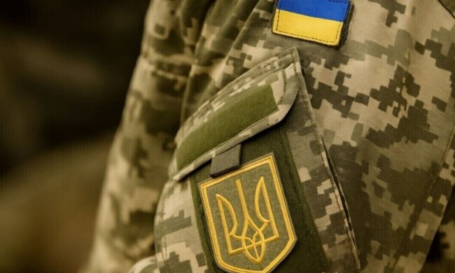 Військовозобов'язаний з повісткою біля ТЦК