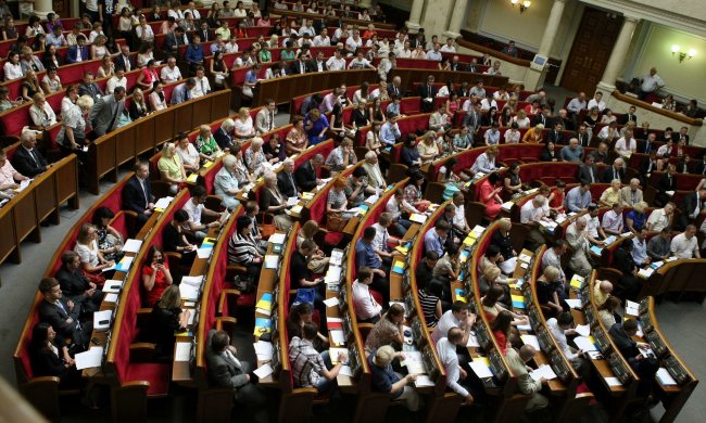 Бенкет під час чуми: депутати гуляють на вечірках і йдуть на канікули, поки в Україні – воєнний стан