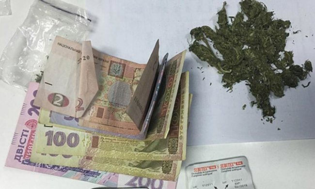 Психотропные наркотики продавали в торговом центре (фото)