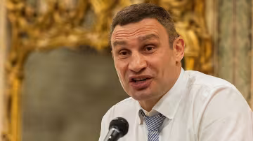 Кличко прогорів на вокзалі, втомлені мости - це лише квіточки: кадри "незручного" скандалу