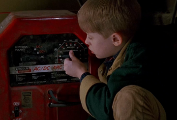 Кадр из фильма "Один дома 2"