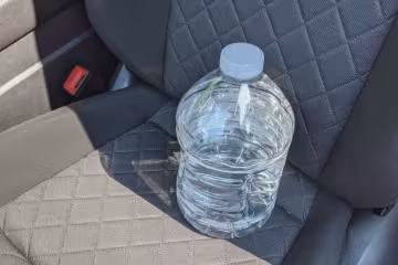 Бутылка с водой в авто: фото скрин ютуб