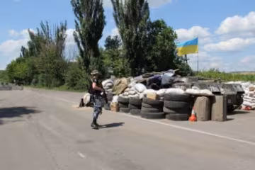 Національна поліція розбирає блокпости під Луганськом