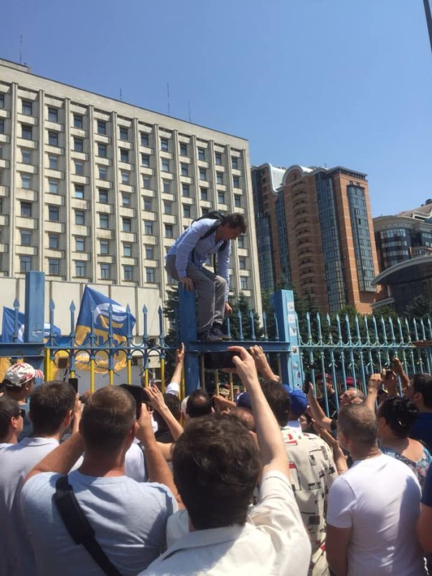 Соратники Саакашвили окружили ЦИК