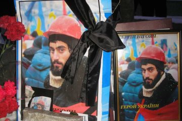 В Киеве разгромили памятник Сергею Нигояну: герой Майдана под ногами вандалов, - кадры, от которых закипает кровь
