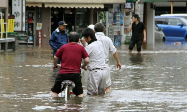 Почти 100 тысяч японцев эвакуировали из-за наводнения