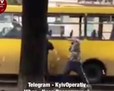 Взбешенные водители устроили махач в центре Киева - трамвай против маршрутки