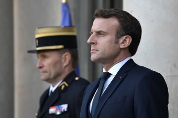 Макрона терміново евакуювали, Париж потопає у масових протестах: що сталося