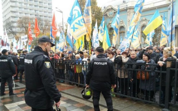 Столкновения возле Рады разделили украинцев в соцсетях