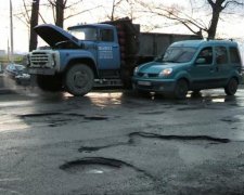 Пенсіонер придумав, як боротися з ямами на дорогах. Зацініть метод
