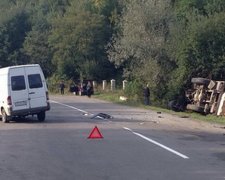 В Закарпатті «КамАЗ» зіткнувся з мікроавтобусом та перекинувся