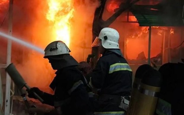У Києві спалахнула масштабна пожежа
