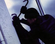 Поліцейський схопив злодіїв у власній квартирі