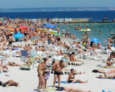 В Одессе популярный пляж затопило кое-чем коричневым: видео