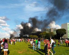Протестувальники спалили міністерську будівлю: відео