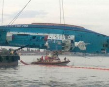 Затонулий у Затоці катер підняли з води (фото)
