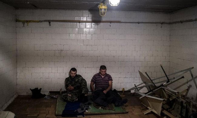 На Донбасі у підвалі СБУ бойовиків тримають разом з бійцями