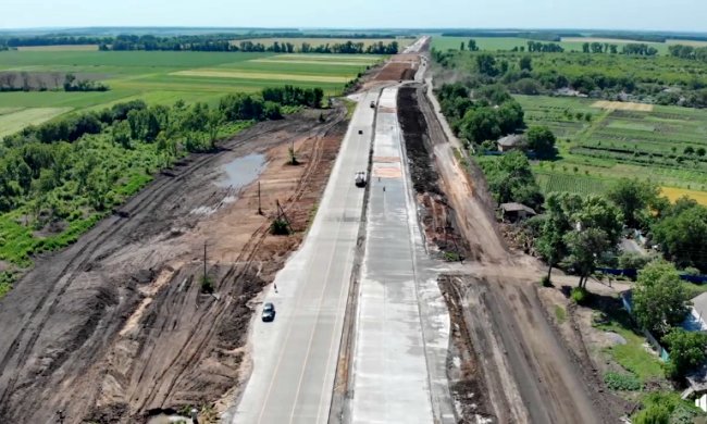 На Полтавщине строят первую в Украине бетонную дорогу
