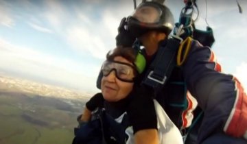 Российская пенсионерка на свое 80-летие выпрыгнула из самолета