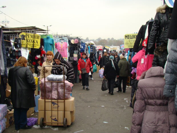 "Хватали за одежду, тянули по земле": в Одессе на рынке жестко расправились с вьетнамскими женщинами, - кадры побоища