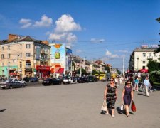 Пару львівських наркоманів не збентежила ні маленька донька, ні камера: відео 18+