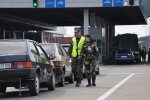Червона ікра в багажнику: під Львовом митники накрили смачну контрабанду, - слинки потекли у всіх
